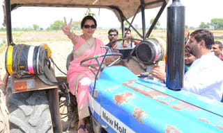 అభిమాని అత్యుత్సాహంతో కిందపడ్డ పవన్