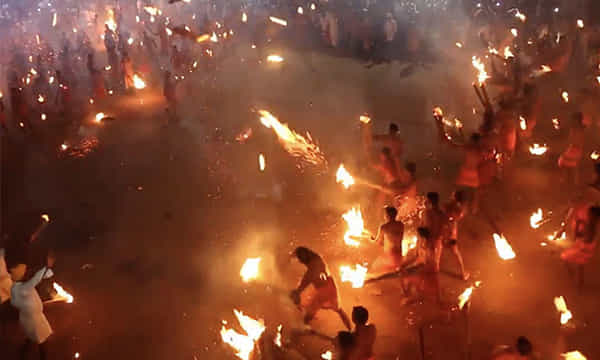 మంటలతో ఆటలా... కాగడాలతో భక్తుల కేళి
