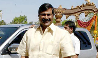 సార్వత్రిక ఎన్నికల పోటీ నుంచి తప్పుకున్న లోక్‌సభ స్పీకర్‌