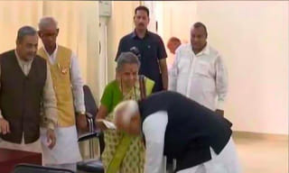 అడిగితే సిగరెట్ ఇవ్వలేదని… తుపాకీతో యువకుడిపై