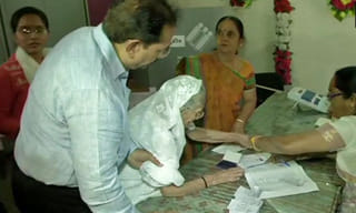 ఓటు హక్కు వినియోగించుకున్న అన్నా హజారే