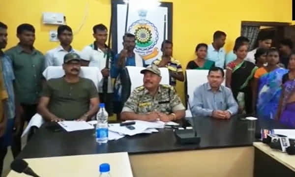 ఛత్తీస్గఢ్లో 15 మంది మావోయిస్టుల లొంగుబాటు