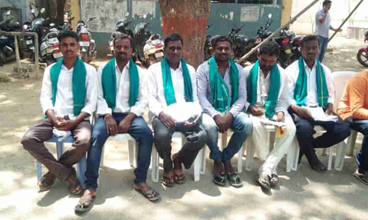 భిక్షాటన చేస్తూ రైతుల వినూత్న ప్రచారం