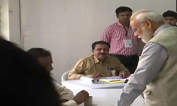 మాకే ఆశీర్వాద్ బాద్.. ఓటేసిన మోదీ