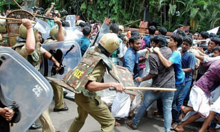 స్క్రూ డ్రైవరే “కత్తి”.. బీజేపీ నేతపై దాడి