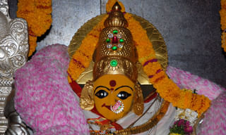 తండ్రి అంత్యక్రియలు చేసి.. ఓటేశాడు..