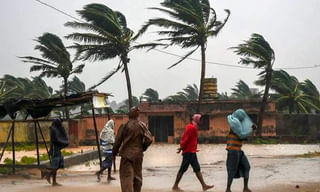 పూరీని వణికిస్తున్న ‘ఫొని’ తుఫాన్..ఏపీకి తప్పిన పెనుముప్పు