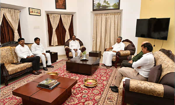 కేరళ సీఎం పినరయి విజయన్తో కేసీఆర్ భేటీ