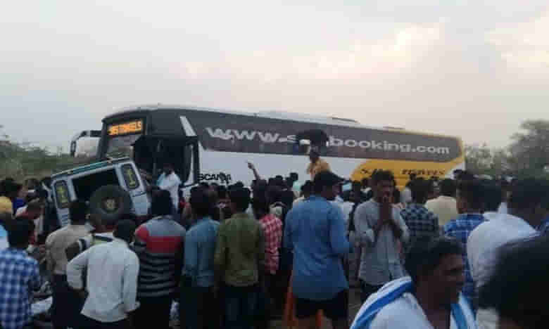 Private travels bus fares: సందిట్లో సడేమియాల జోరు.. పండుగ పేరు పబ్బం గడుపుకుంటున్న ప్రైవేట్ ట్రావెల్స్