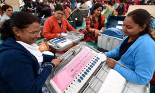 ఢిల్లీలో రెచ్చిపోయిన చైన్‌ స్నాచర్స్.. వీడియో చూడండి