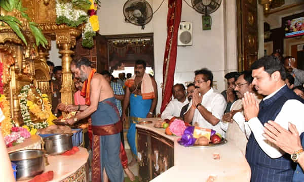 సిద్ధి వినాయకుడికి మొక్కులు చెల్లించుకున్న దేవేంద్ర ఫడ్నవిస్