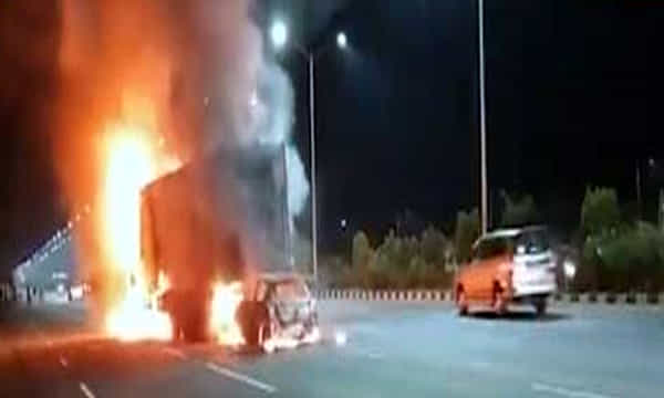 ఔటర్పై కారు, కంటైనర్ ఢీ
