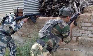 కమల్‌పై చెప్పులతో దాడి