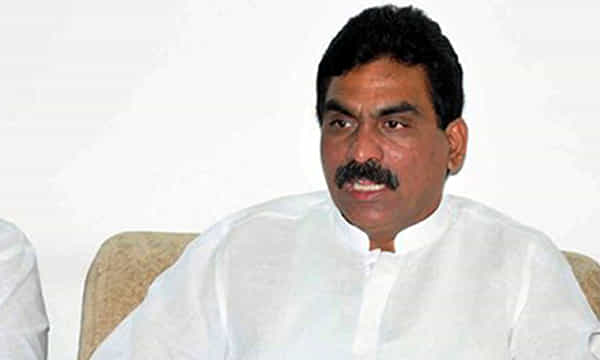 లగడపాటిపై కేస్ పెట్టిన అడ్వకేట్..!