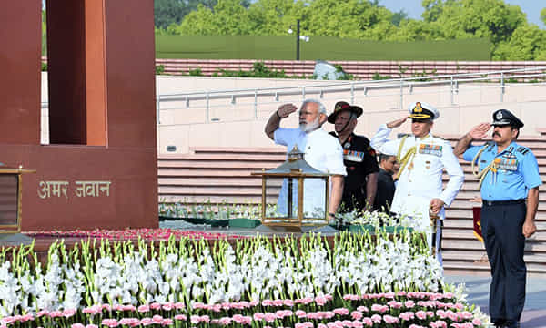 మహాత్ముల స్మృతిలో... మోదీ