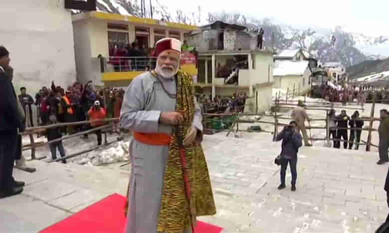 మెడలో రుద్రాక్షలు.. సరికొత్త వేషధారణలో మోదీ