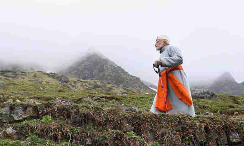కాలినడకన బద్రీనాథ్కు మోదీ..