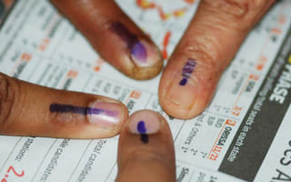 బ్లాక్‌మెయిలర్‌ను చితకబాదిన అక్కాచెళ్లెల్లు..