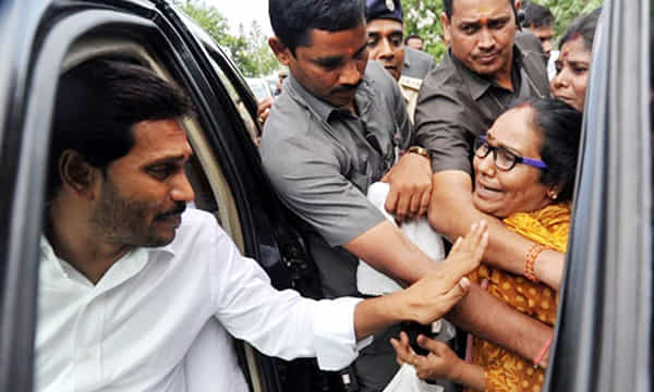 జగన్ కాన్వాయ్కి అడ్డుపడిన మహిళ..!