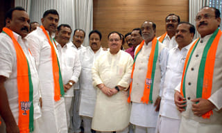 స్పేస్ లో ఇదో విచిత్రం ! కక్ష్యలో ఏం జరుగుతోంది ?