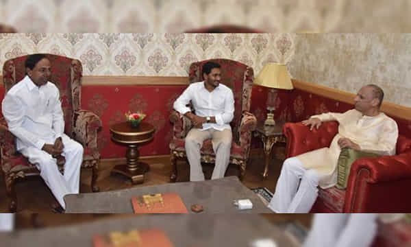 గవర్నర్తో తెలుగు రాష్ట్రాల సీఎంలు భేటీ