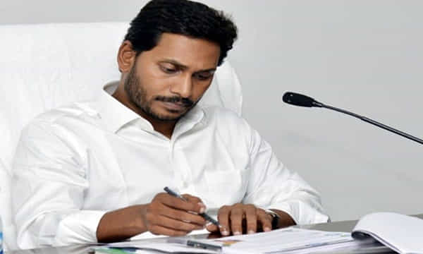 ఏపీలో భారీగా ఐఏఎస్, ఐపీఎస్ల బదిలీలు