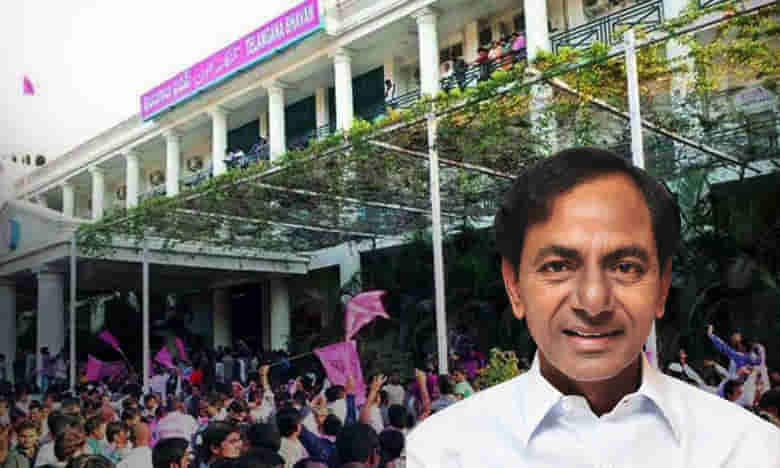 తొలి సభ్యత్వాన్ని స్వీకరించిన సీఎం కేసీఆర్