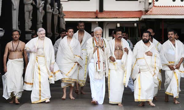 పంచె కట్టులో ప్రధాని..గురువాయుర్ ఆలయంలో పూజలు