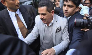 స్వరూపానంద ఆశీస్సులు తీసుకున్న జగన్..!