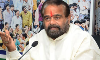 ప్రభుత్వ పాఠశాలలకు క్యూ.. సీట్ల కోసం పోటీ..