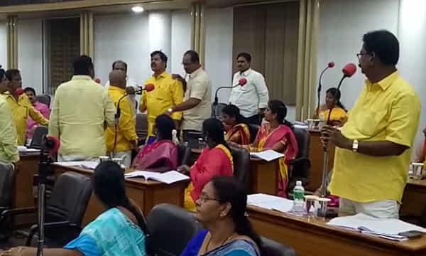 విజయవాడ మున్సిపల్ కార్పొరేషన్లో ఫొటోల రగడ