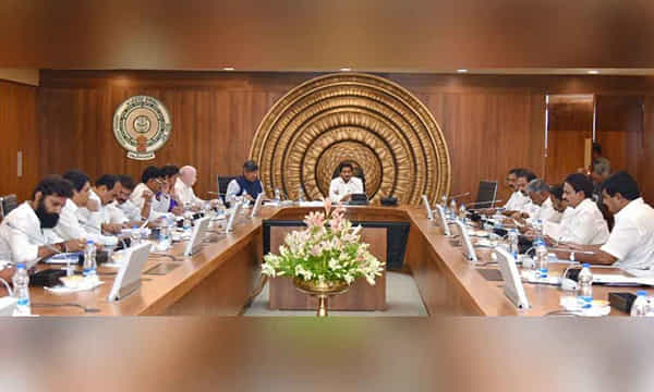 అవినీతి ఆరోపణలొస్తే పదవి ఔట్..మంత్రులకు జగన్ వార్నింగ్