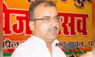 రికార్డు సృష్టించిన మందుబాబులు..