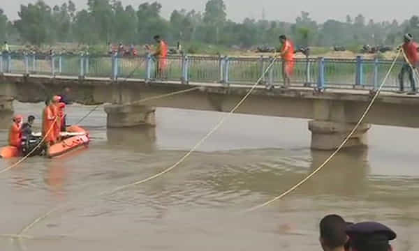 కెనాల్లో బోల్తా పడ్డ వ్యాన్.. ఏడుగురు గల్లంతు