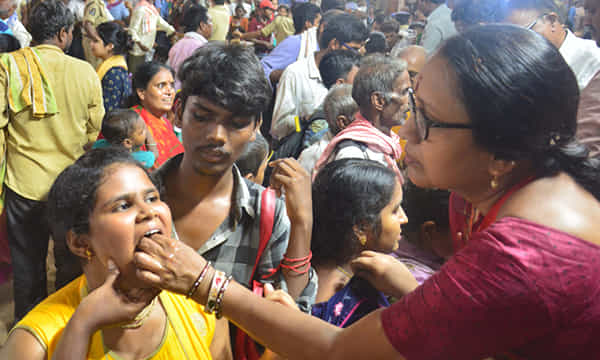 రెండో రోజు కొనసాగుతున్న చేప ప్రసాదం పంపిణీ