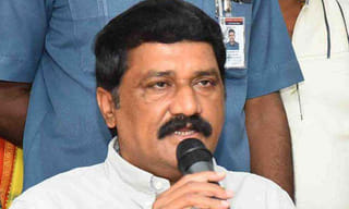 టోల్ ఫీజు కట్టమంటే.. మహిళా ఉద్యోగినిపై దాడి..!