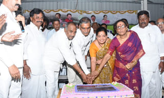 టోల్ ఫీజు కట్టమంటే.. మహిళా ఉద్యోగినిపై దాడి..!