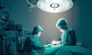 స్కూల్ బస్సు బీభత్సం.. డ్రైవర్‌కు ఫిట్స్ రావడంతో..