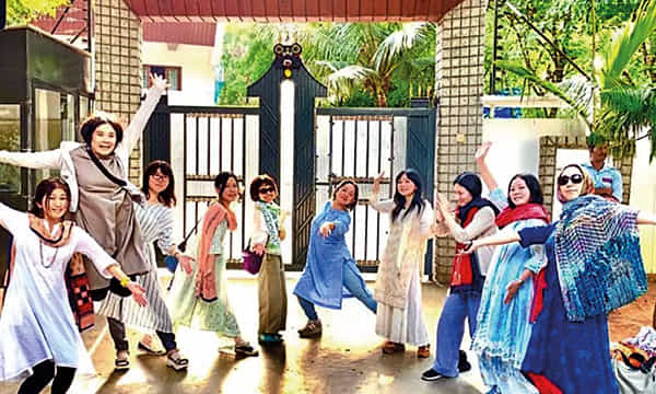 ప్రభాస్ ఇంటి ముందు జపాన్ అమ్మాయిల సందడి