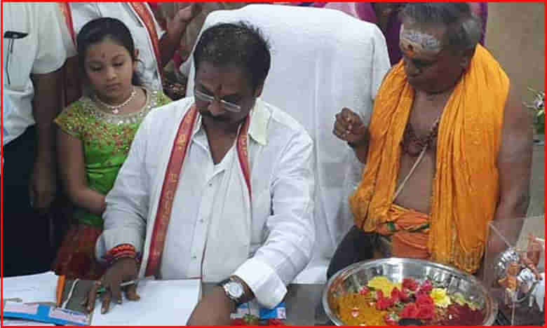 బాధ్యతలు స్వీకరించిన ఏపీ మంత్రి..తొలి సంతకం దేనిపై అంటే?