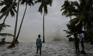 అర్ధరాత్రి తడిసిముద్దయిన  నగరం