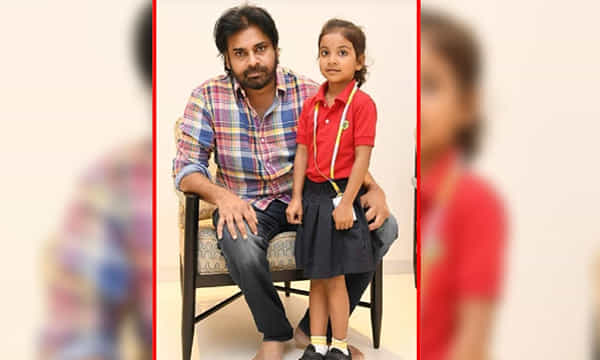 పవన్ కళ్యాణ్ న్యూ లుక్.. వైరల్ అవుతున్న ఫోటోస్!