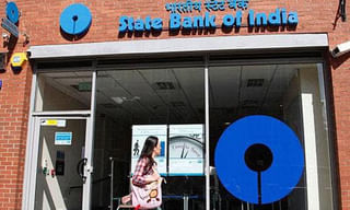 పోలీస్ వాహనంపై పుషప్స్..  వైరల్ అవుతున్న టిక్‌టాక్ వీడియో