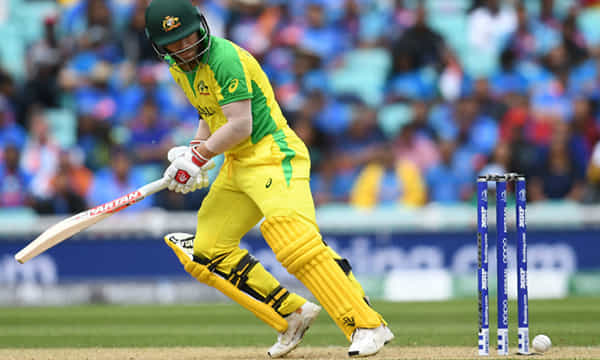 బాల్ తగిలినా.. కింద పడని బెయిల్స్.. మిస్టరీ