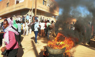 అక్కడ ఈత కొట్టాలంటే దమ్ముండాలి!