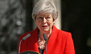 అక్కడ ఈత కొట్టాలంటే దమ్ముండాలి!