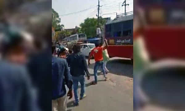 జవాన్లపై హోటల్ సిబ్బంది దాడి