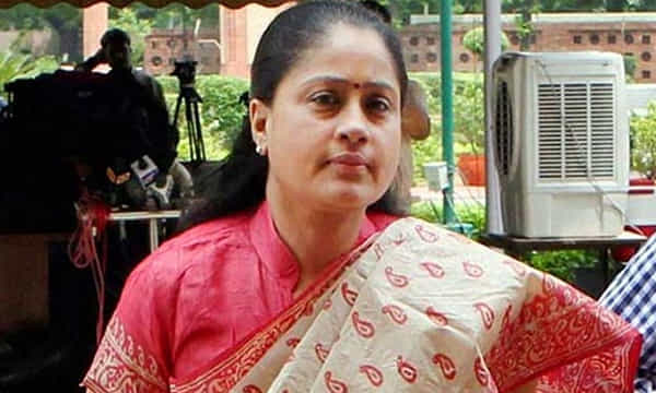 కుక్క ప్రాణాలకు ఉన్న విలువ తెలంగాణ ప్రజలకు లేదు: విజయశాంతి