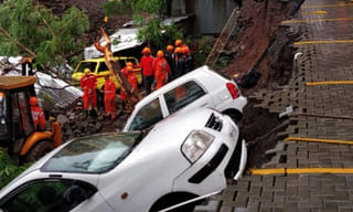 స్థంభానికి తగిలిన యువతి.. క్షణాల్లో..