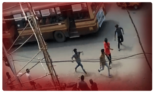 స్టూడెంట్స్ గ్యాంగ్ వార్.. కత్తులతో రోడ్డుపై హల్చల్..
